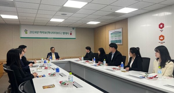 자발적으로 구성된 하나자산신탁의 주니어보드 하리보.  민관식 대표이사가(가운데) 직원들과 직접 회사 현안들에 대해 다루고 피드백을 나눈다.