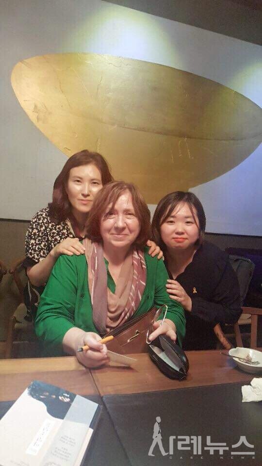 스베틀라나 알렉시예비치 작가와의 사진 (좌 : 박은정 번역가, 우: 이연실 대표) [제공 :  이야기장수]