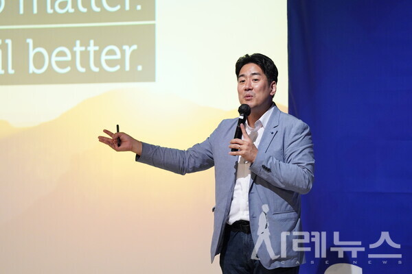 ‘2024 제 11회 가인지 컨퍼런스‘에서 강연 중인 장동선 뇌과학 박사