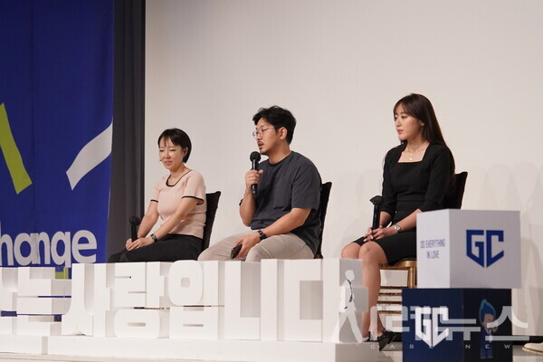 ‘2024 제 11회 가인지 컨퍼런스‘에서 강연 중인 배달의 민족 성호용 팀장, 대학내일 이윤경 팀장, 펀딩사 W기업 천지윤 팀장