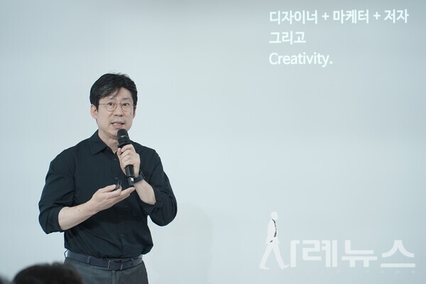 신동호 마케팅 팀장이 강연을 하는 모습이다.