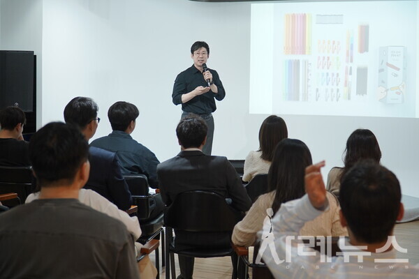 '마케팅 전용 상품'에 대해 설명하는 모습이다.