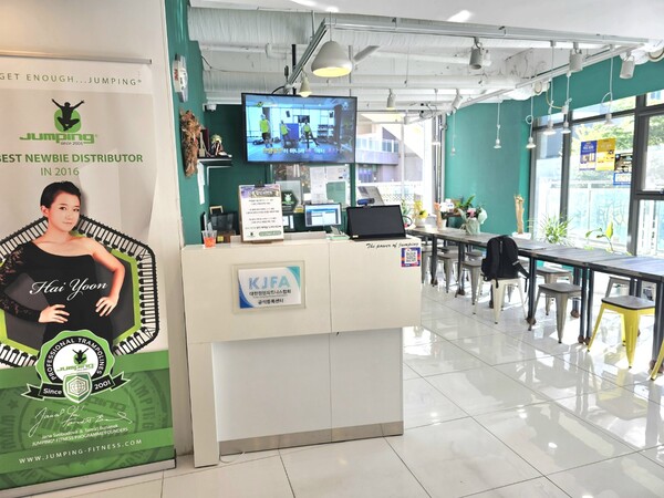 점핑하이 마곡점 본사를 들어서자마자 두 눈에 포착된 전경. 밖으로 이어진 테라스까지 평온함을 전해준다.