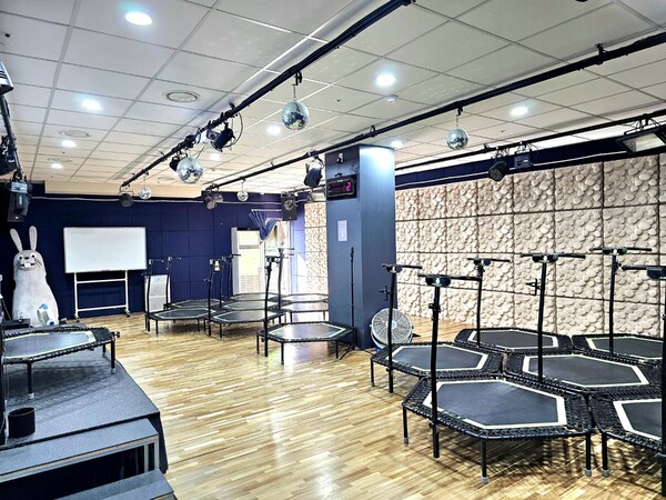 뜨거운 열기로 탈바꿈 되는 공간. 회원들이 몰려오기 시작해 수업 시작 전 부리나케 찍은 점핑하이 수업룸 