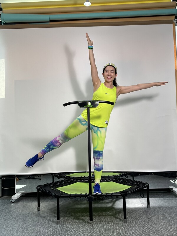 일과 삶의 균형이 떠오르는 동작을 취하고 있는 점핑하이 윤하이 대표(사진: 윤하이 대표 제공)