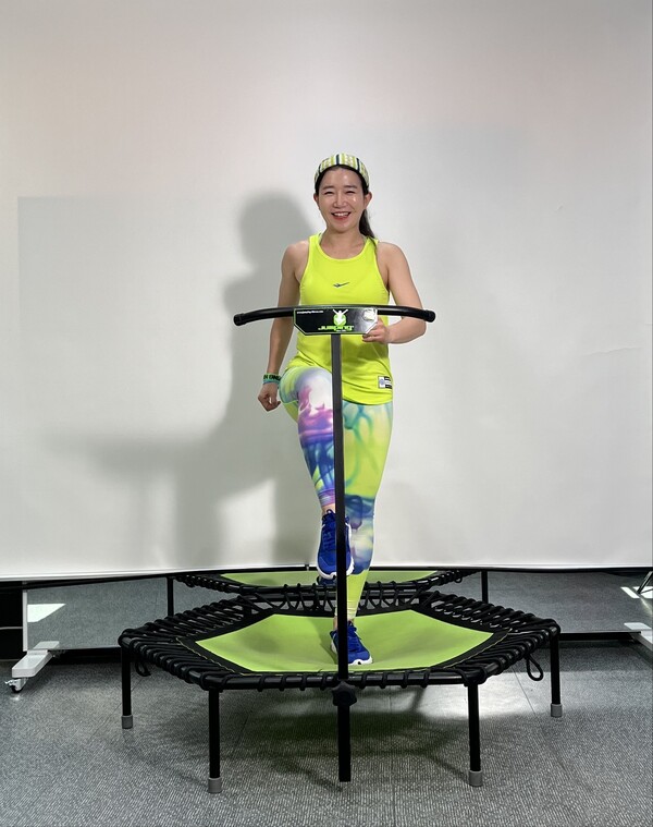 추천 동작인 '조깅'을 선보이고 있는 점핑하이 윤하이 대표(사진:  윤하이 대표 제공)