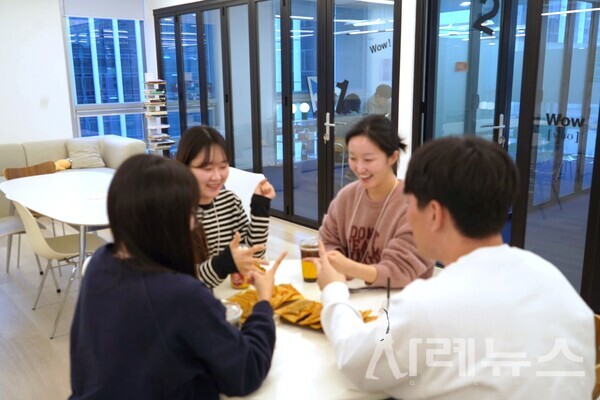 1주일에 한번 3~4명씩 랜덤으로 팀이 구성되어 티타임 또는 식사 시간을 갖는 '삼삼오오' [제공:팀스파르타]