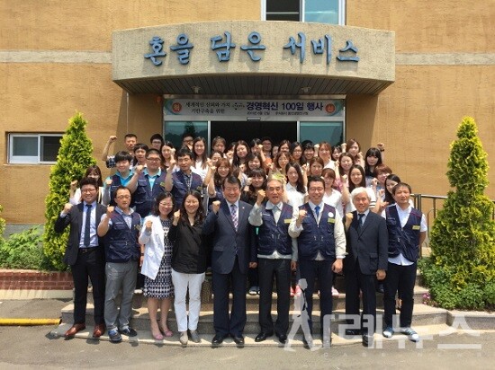 ㈜동진생명연구원의 회장과 대표 그리고 전 직원이다.(사진제공=㈜동진생명연구원)