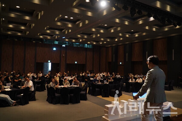 김경민 대표가 경영적용특강을 진행 중이다.