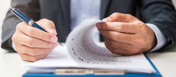 전체회의에서는 민주노총 소속 근로자위원 4명이 항의하며 표결에 불참했다.