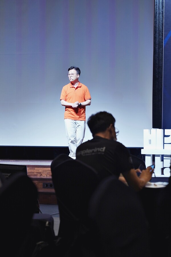 김경민 대표가 경영적용특강을 진행하고 있다.