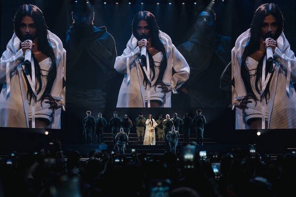 쿠퍼의 시선에서 보이는 자신과 레이븐 사이의 거리감. 출처: 워너 브라더스 코리아