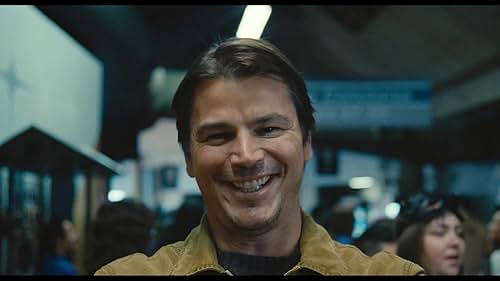 쿠퍼의 두 가지 삶을 구현하려는 조쉬 하트넷의 연기는 엄청났다. 출처: 워너 브라더스 코리아