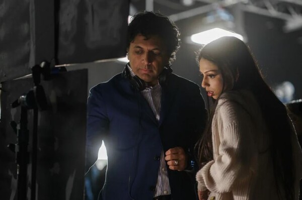 어쩌면 샤말란은 이 영화에서 가장 큰 목표가 딸을 아름답게 촬영하는 것이었을 수도 있다. 출처: 워너 브라더스 코리아