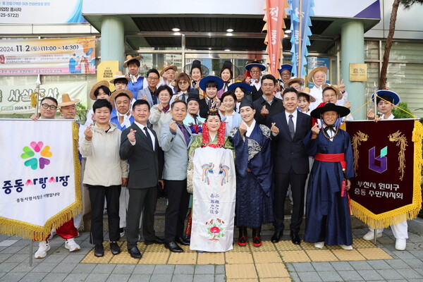 출처= 중동사랑시장"장말축제" 지역의 사랑문화를 실천하는 중동사랑시장 지역민을 대상으로 전통혼례를 올려주는 축제행사. 중동사랑시장은 약 1,500명의 지역민을 위한 식사를 대접한다.