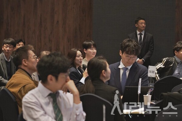 강연이 끝나고 질의응답을 가지고 있는 모습