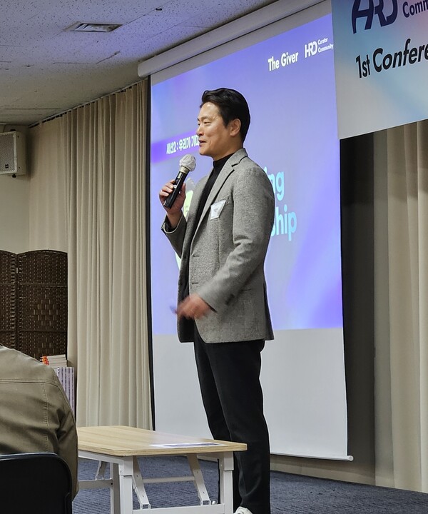 인사하는 삼성물산 박상욱 박사