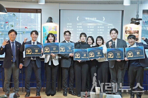 2024년 가인지컨설팅그룹 핵심가치상 수상자들이 기념 사진을 찍었습니다. 이 상은 전직원 투표로 선정되고 출정식 당일에 공개됩니다.