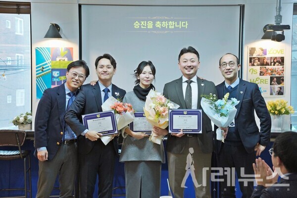 가인지컨설팅 그룹의 파트너로 임명된 이명철 부사장, 정우현 이사, 김도희 이사, 손창훈 이사가 김경민 대표와 기념 사진을 찍었습니다.