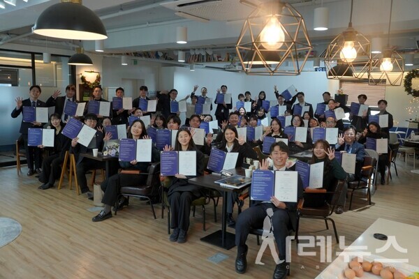 출정식의 마지막 시간에 가인지컨설팅그룹 구성원들이 명예서약을 하고 기념사진을 찍었습니다.