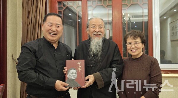 하북미술대학 진충희 총장, 장리 이사장에게 이창호 발행인의 저서 덩샤오핑 평전을 전달하는 모습