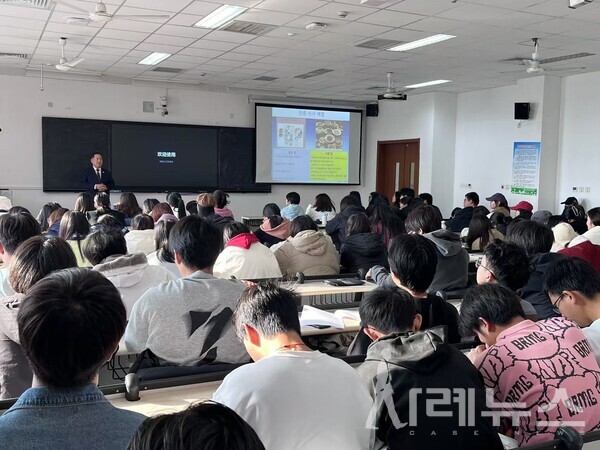 중국 하북공정대학 문법학원 특강하는 모습