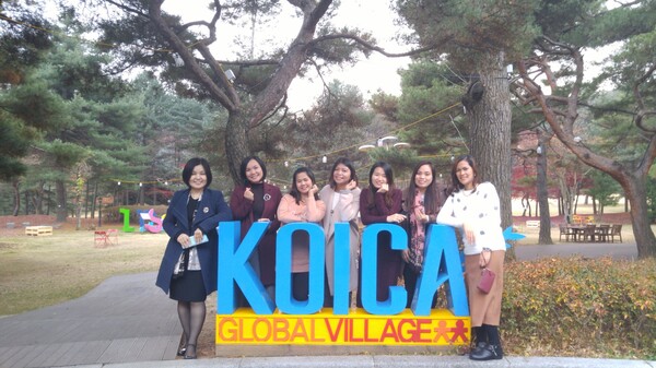 아시안허브 이주민 작가들과 코이카 본사에서 기념촬영을 하고 있는 아시안허브 최진희 대표. (사진출처: 아시안허브)