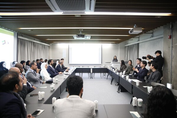 (필자가 2023년 12월 UAE경제부장관 간담회에 참석해 초기투자 생태계와 회사의 400개 포트폴리오를 소개한 현장의 사진. 오른쪽 테이블 여성(아산나눔재단 정남이 이사) 오른편이 필자이다.)