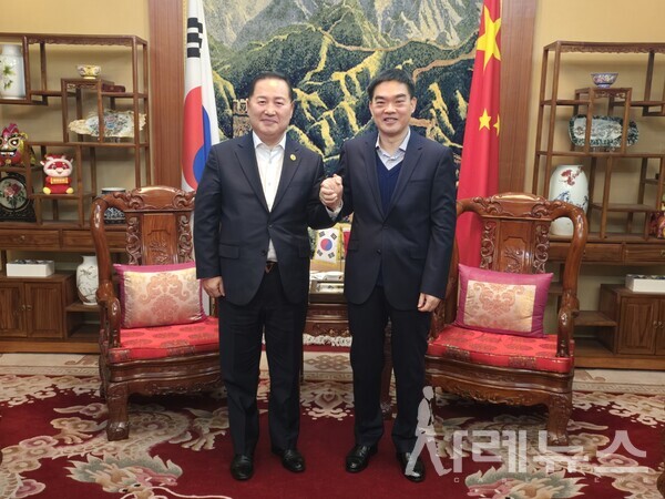 한중교류촉진위원회 위원장 이창호(좌), 주광주 중국 총영사관 구징치 총영사(우)