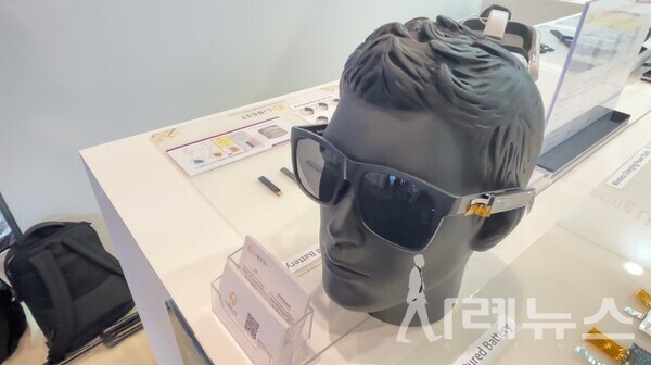 리베스트가 이번 CES서 선보인 '안경용 배터리'의 실제 모습.