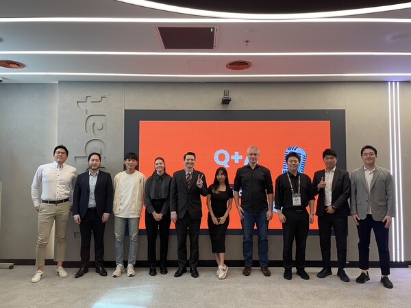 (필자는 2024년 10월 관광테크 스타트업 대표들의 투자 유치를 위한 두바이 출장 중에 중동 최대 배달 플랫폼 탈라밧(Talabat) 본사를 방문, 탈라밧의 CTO Sven Herzing (오른쪽에서 네번째)와 미팅을 가졌다. 탈라밧은 바로 2개월 뒤인 12월 두바이증권거래소에 상장하였고 14조원의 기업가치로 약 2조 7,000억원의 자금 조달에 성공했다.)