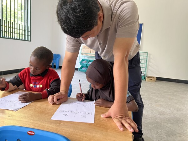우리아이 첫 인지학습 워크북을 통해 아프리카 아이들에게 교육을 하고 있는 홍현기 선교사