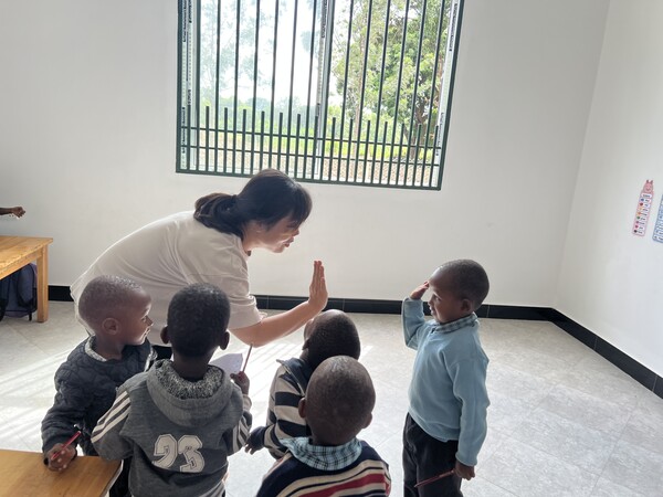 교육 후 아이들과 함께 웃는 정혜선선교사