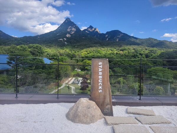 북한산을 품은 스타벅스 더북한산점(@유통쟁이)