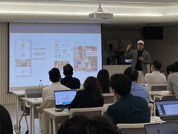 숏만연구소 윤승진 대표가 크리에이터들에게 강의하고 있다[출처:숏만연구소]