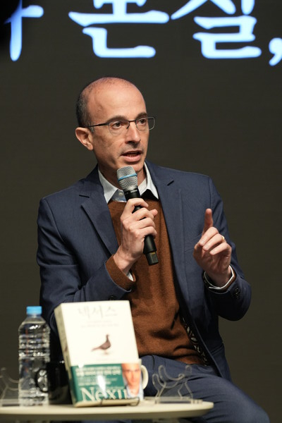 '넥서스'를 설명하는 유발 하라리 교수[출처:김영사]