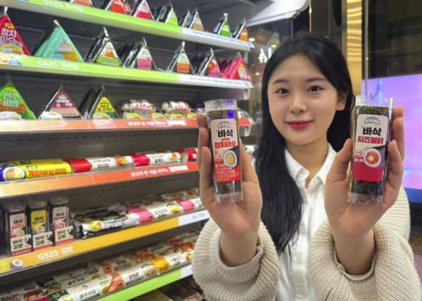 편의점 GS25에서 모델이 바삭 김밥 시리즈를 들고 포즈를 취하고 있다.[출처:GS리테일]