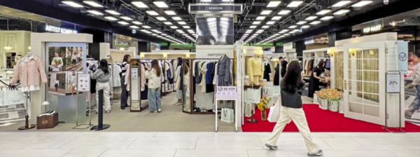 25일 더현대서울 지하 2층에서 열리고 있는 K패션 브랜드 ‘메리온’의 오프라인 첫 팝업 스토어에서 소비자들이 봄 의류를 살펴보고 있다.[출처:현대백화점]