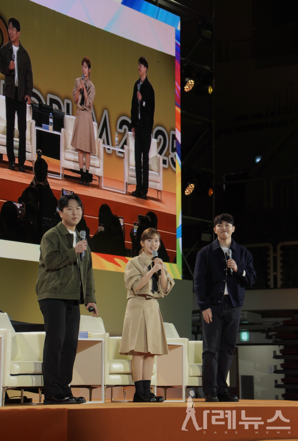 띱 배우들이 MBN y포럼에서 강연을 하고 있다[출처:김주연 인턴기자]