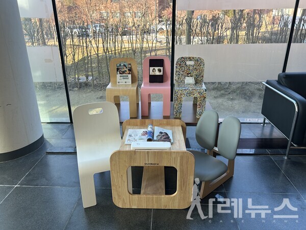 교사용 저상 의자(WITTY 로우체어)[출처:무궁유교]