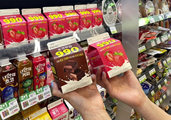 CU와 빙그레가 협업한 990원 우유[출처:BGF리테일]