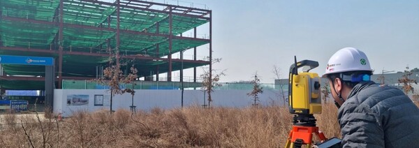 RTS(Robotic Total Stations, 원격 조작 가능 측량 장비) 장비로 골조의 시공오차를 측량하는 모습[출처:CJ대한통운]