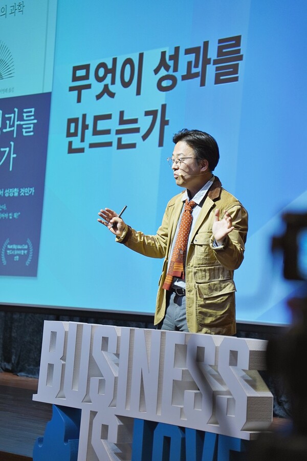 김경민대표가 북토크를 진행하고 있다.[출처:전영은기자]