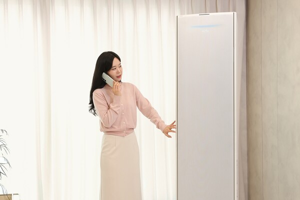 삼성 ‘AI 구독클럽’ 가입 고객이 ‘AI 사전 케어 알림’ 서비스를 받고 제품을 살펴보고 있다.[출처:삼성전자]