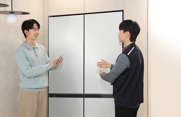 삼성전자서비스 엔지니어가 ‘AI 사전 케어 알림’ 서비스를 통해 방문 수리 서비스를 예약한 ‘AI 구독클럽’ 고객에게 상담을 제공하고 있다.[출처:삼성전자]