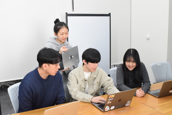 서비스에 대해 논의하고 있는 나눔비타민 팀원들[출처:나눔비타민]