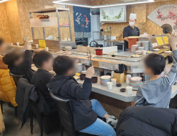 3개월에 한 번씩 보육원 아이들에게 스시를 제공하는 행사 현장[출처:나눔비타민]