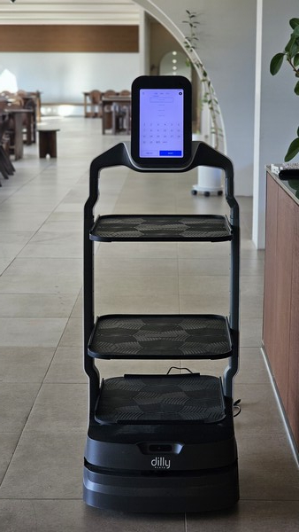 라하트 카페에서 사용하고 있는 서빙로봇[출처:라하트]