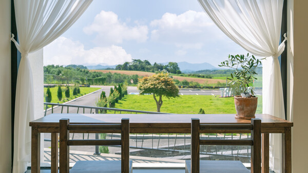 폐교 건물을 리모델링한 라하트 카페에서 바라본 외부 모습[출처:라하트]