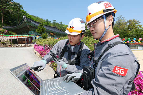 KT직원들이 서울 강북구 소재 보광사에서 특별 통신점검을 진행하고 있다.[출처:KT]